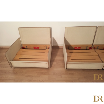 Due due poltrone pieghevoli color crema di Riccardo Arbizzoni per il divano Modello Redifiori