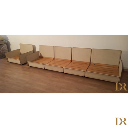 Divano modulare di Riccardo Arbizzoni con sedute in legno e schienali beige