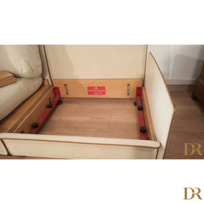 Letto in legno con supporti rossi del modello Redifiori di Riccardo Arbizzoni
