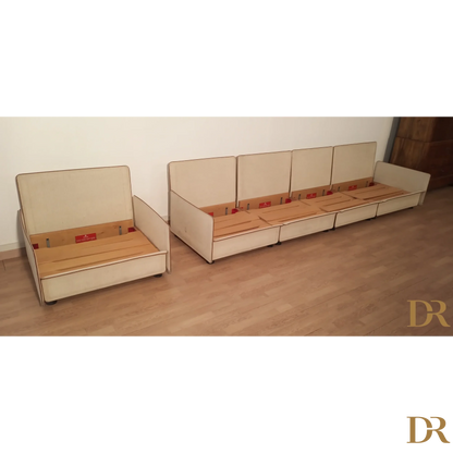 Divano modulare di Riccardo Arbizzoni con seduta beige e basi in legno