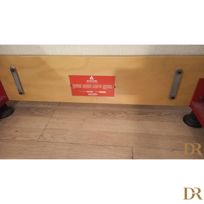 Etichetta di avviso rossa su pannello beige del Divano Riccardo Arbizzoni 1978