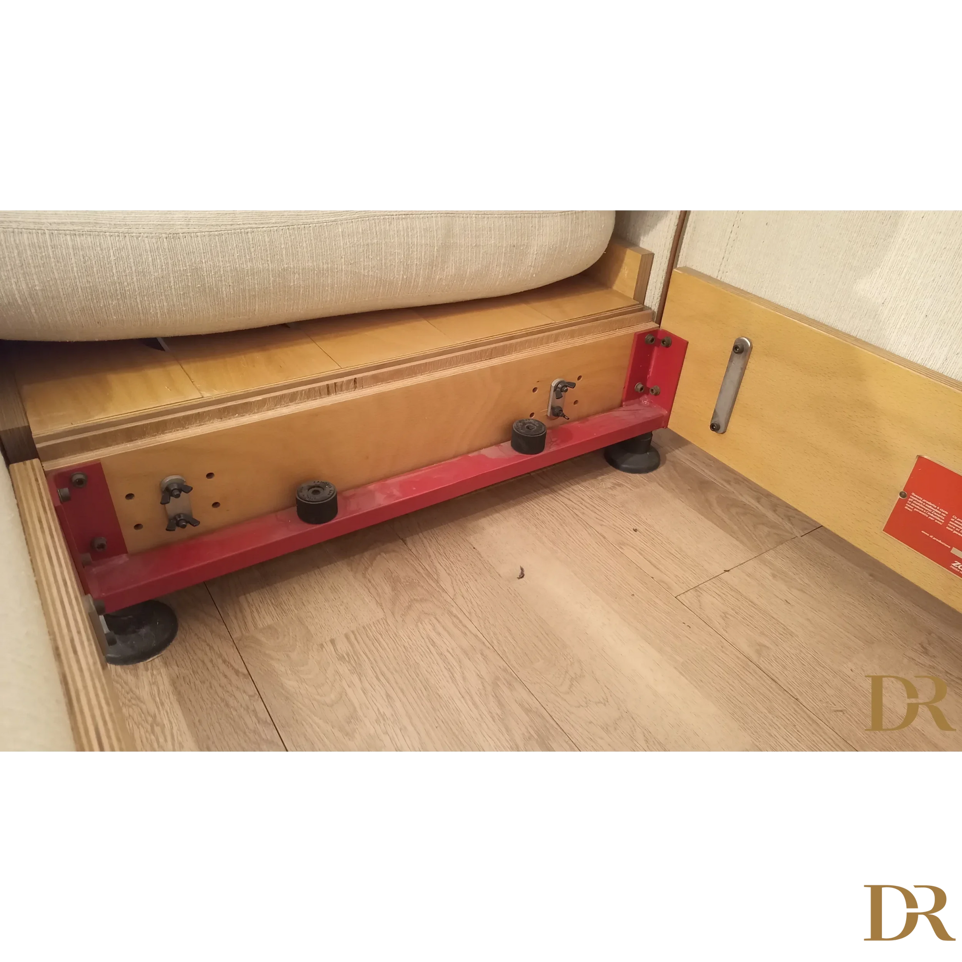 Dolly di metallo rosso con ruote per il Divano Modulare di Riccardo Arbizzoni
