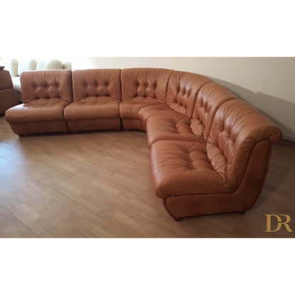 Divano modulare vintage in pelle cognac con cuscini tufted, stile anni ’70