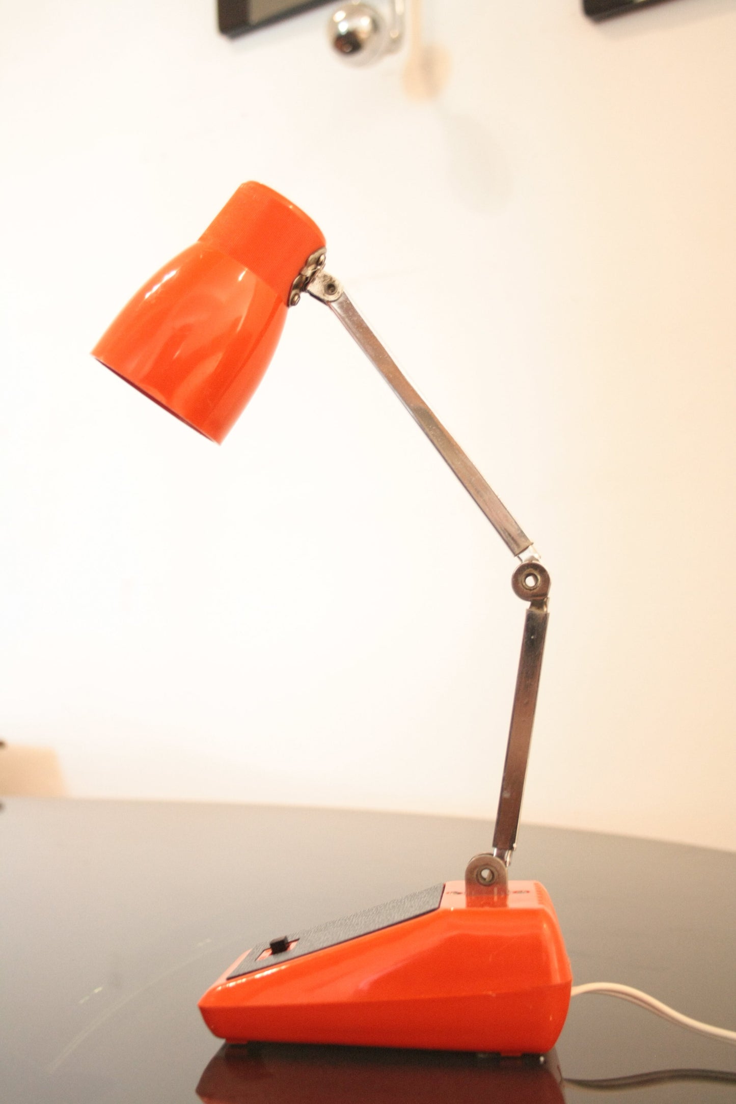 Lampada da tavolo MG autentica conjancata di Hong Kong, edizione del 1970