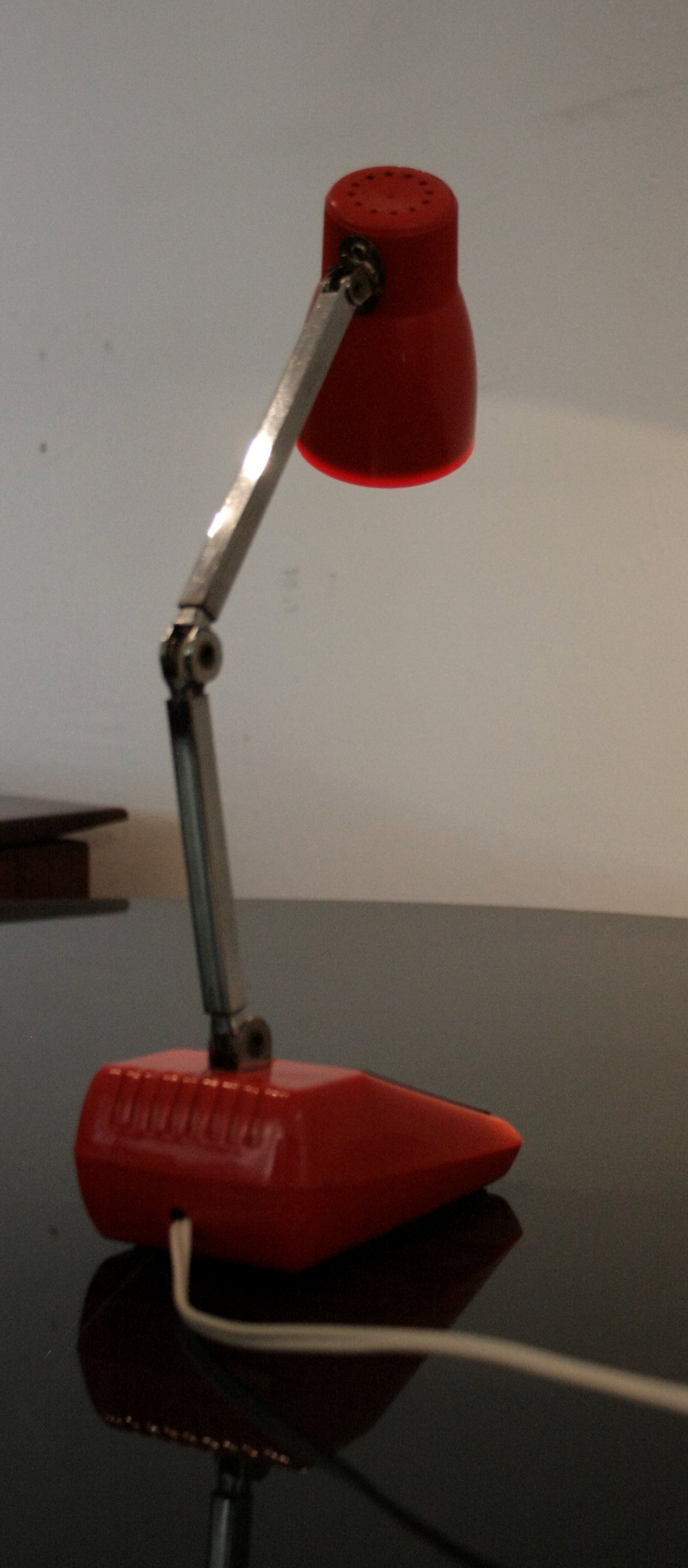 Lampada da Tavolo MG made in Hong Kong, esemplare autentico esterno regolabile
