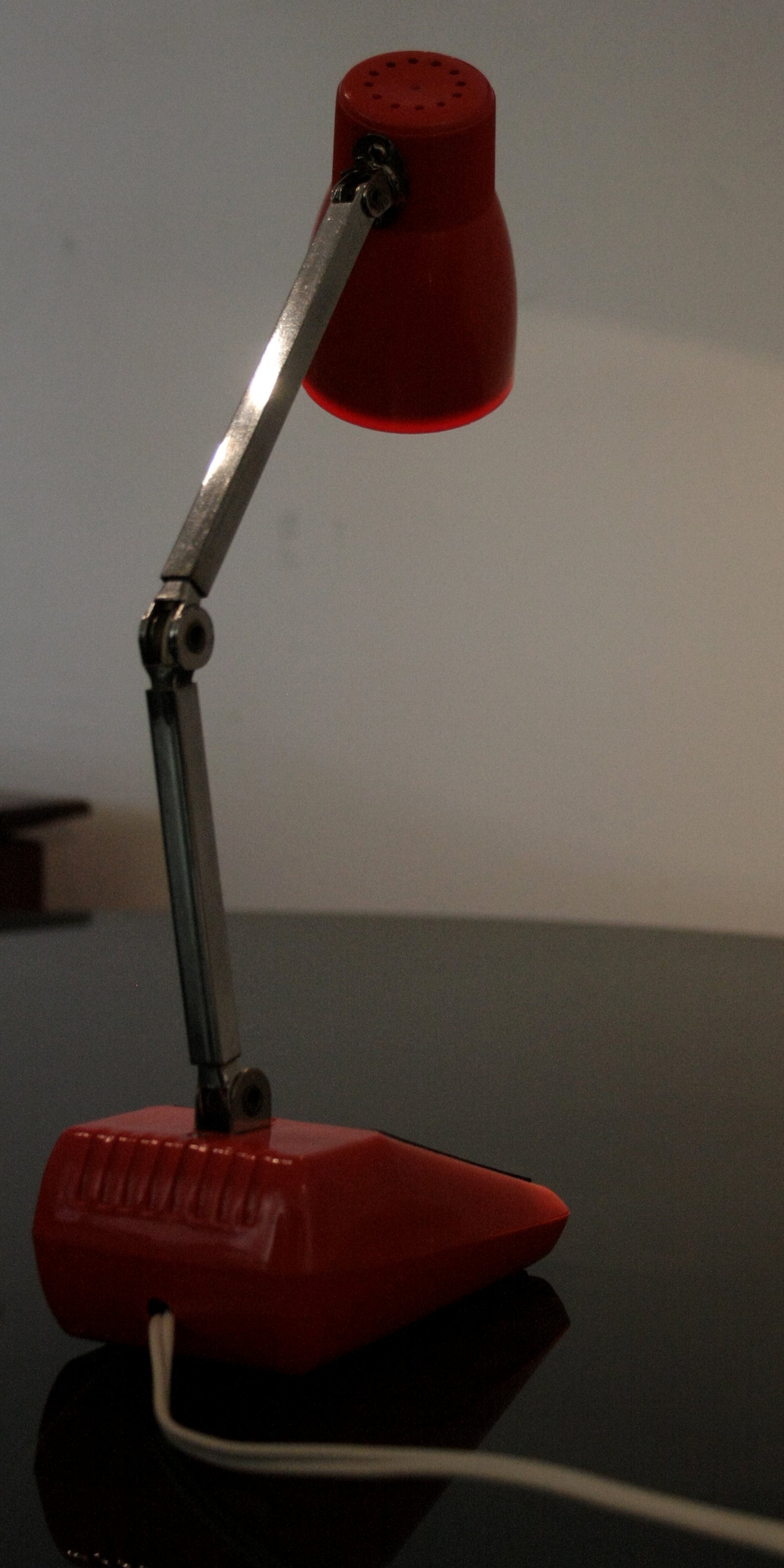 Lampada da tavolo MG rossa made in Hong Kong, esemplare autentico degli anni 1970