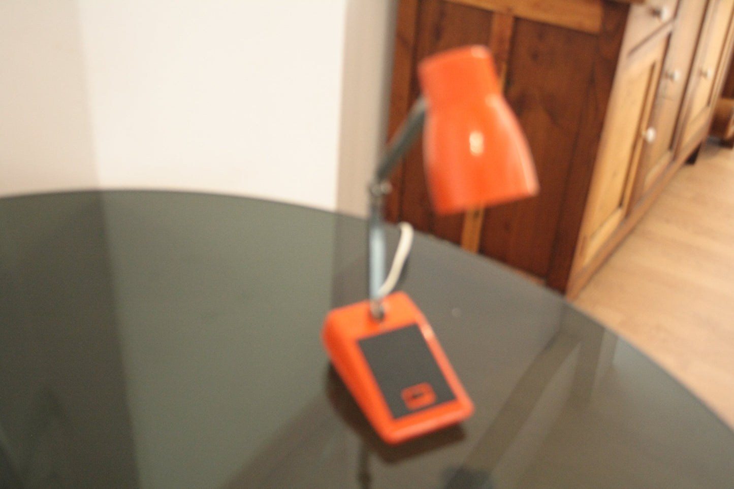 Lampada da Tavolo MG in colore arancione, esemplare autentico made in Hong Kong 1970