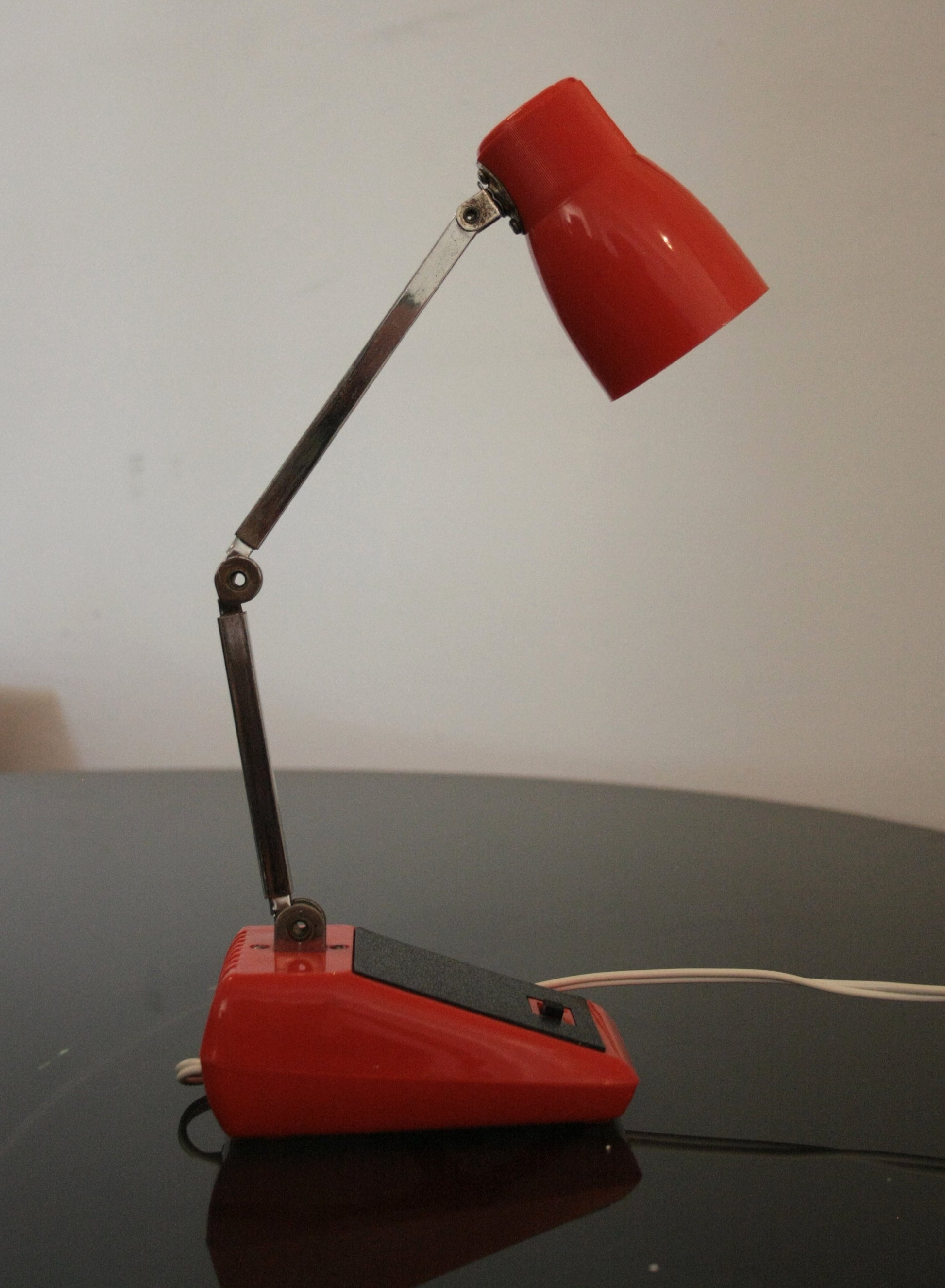 Lampada da Tavolo MG rossa regolabile, esemplare autentico Hong Kong 1970