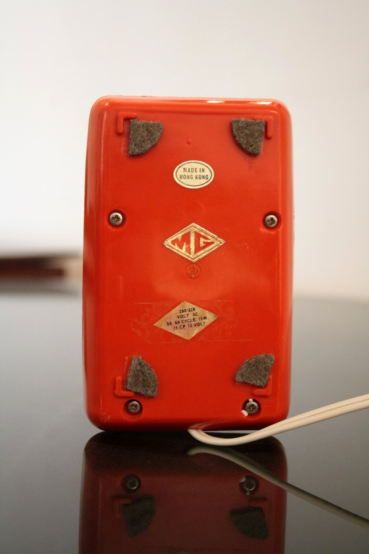 Dispositivo in plastica rossa con etichette, esemplare autentico Lampada da Tavolo MG Hong Kong 1970