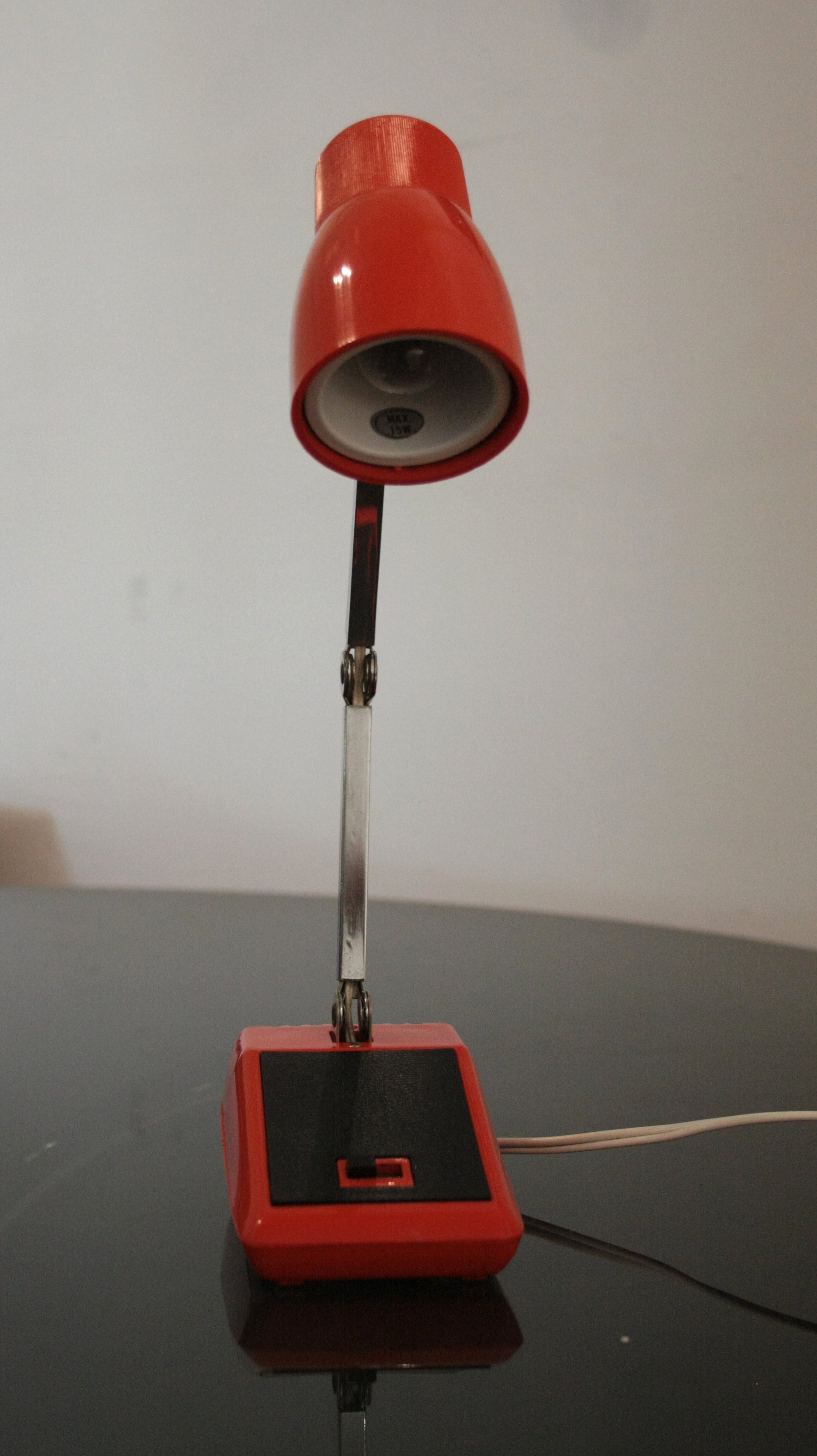 Esemplare autentico lampada da tavolo MG made in Hong Kong 1970, regolabile rosso