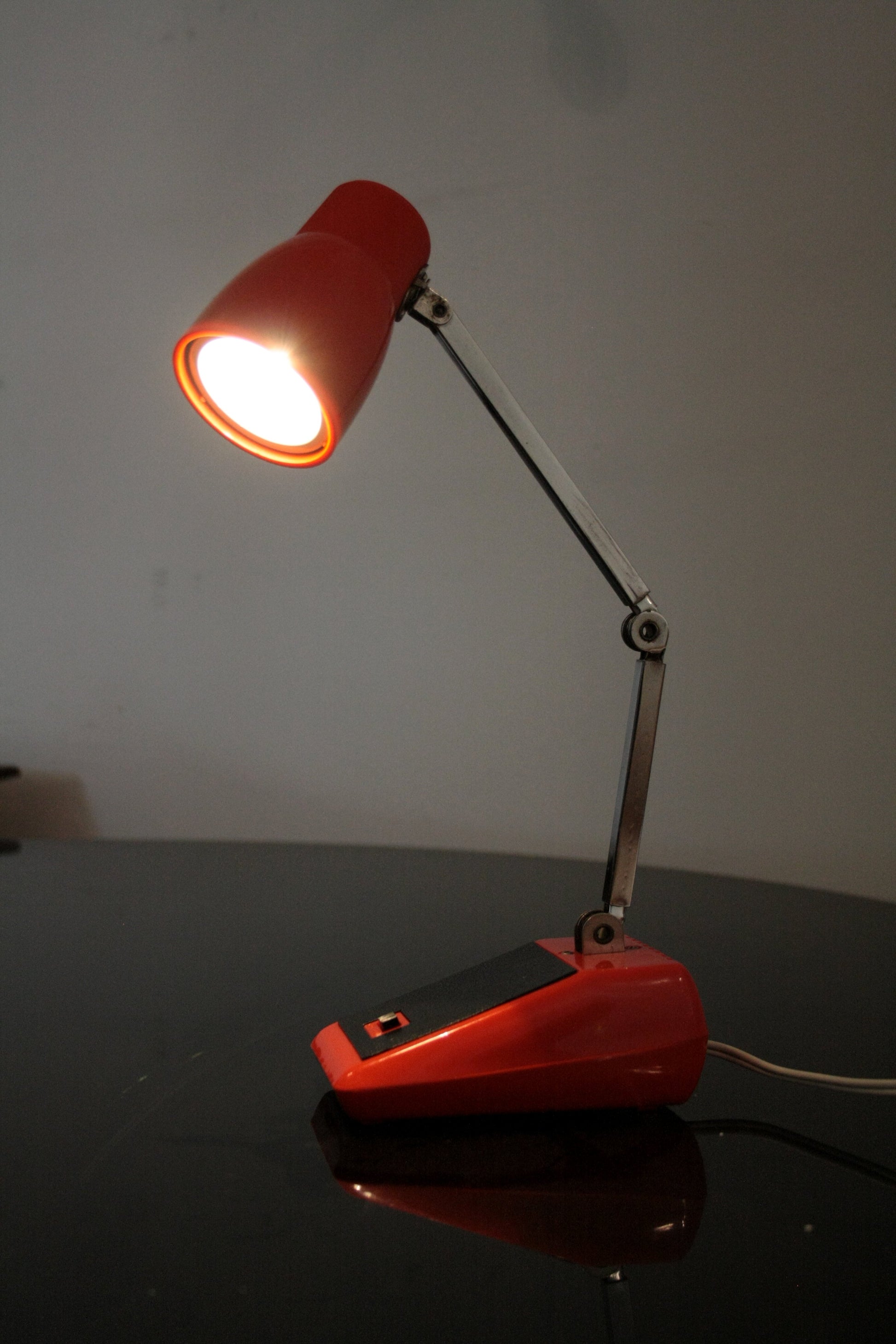 Lampada da Tavolo MG illuminata rossa regolabile, esemplare autentico Hong Kong 1970