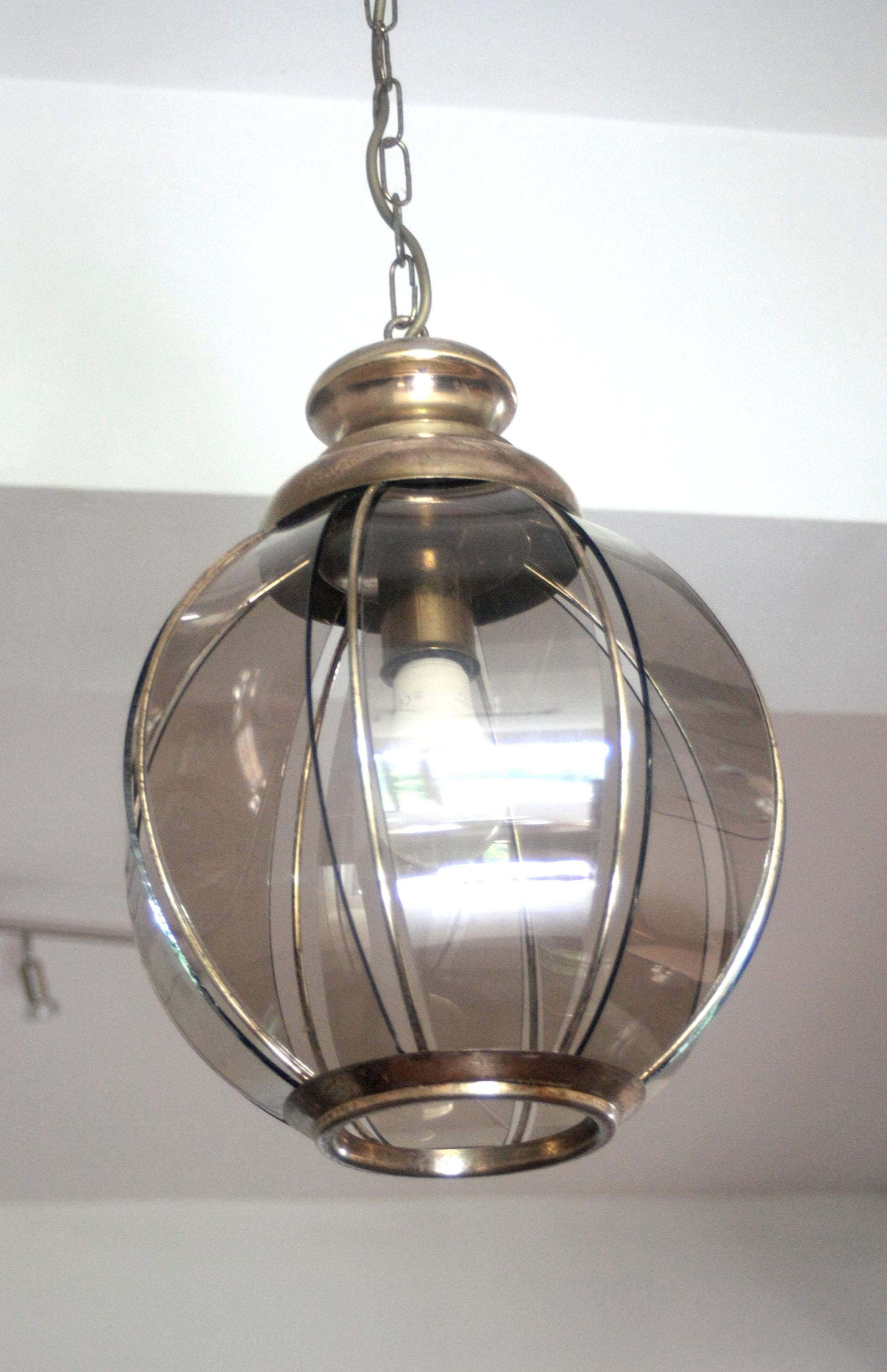 Lampadario in ottone con vetri fumé, seconda metà XX secolo, sospensione elegante