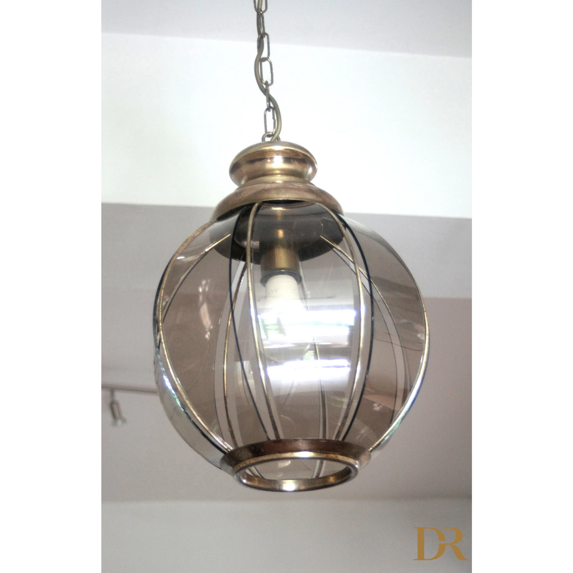 Lampadario in ottone con vetri fumé, seconda metà XX secolo, sospensione elegante