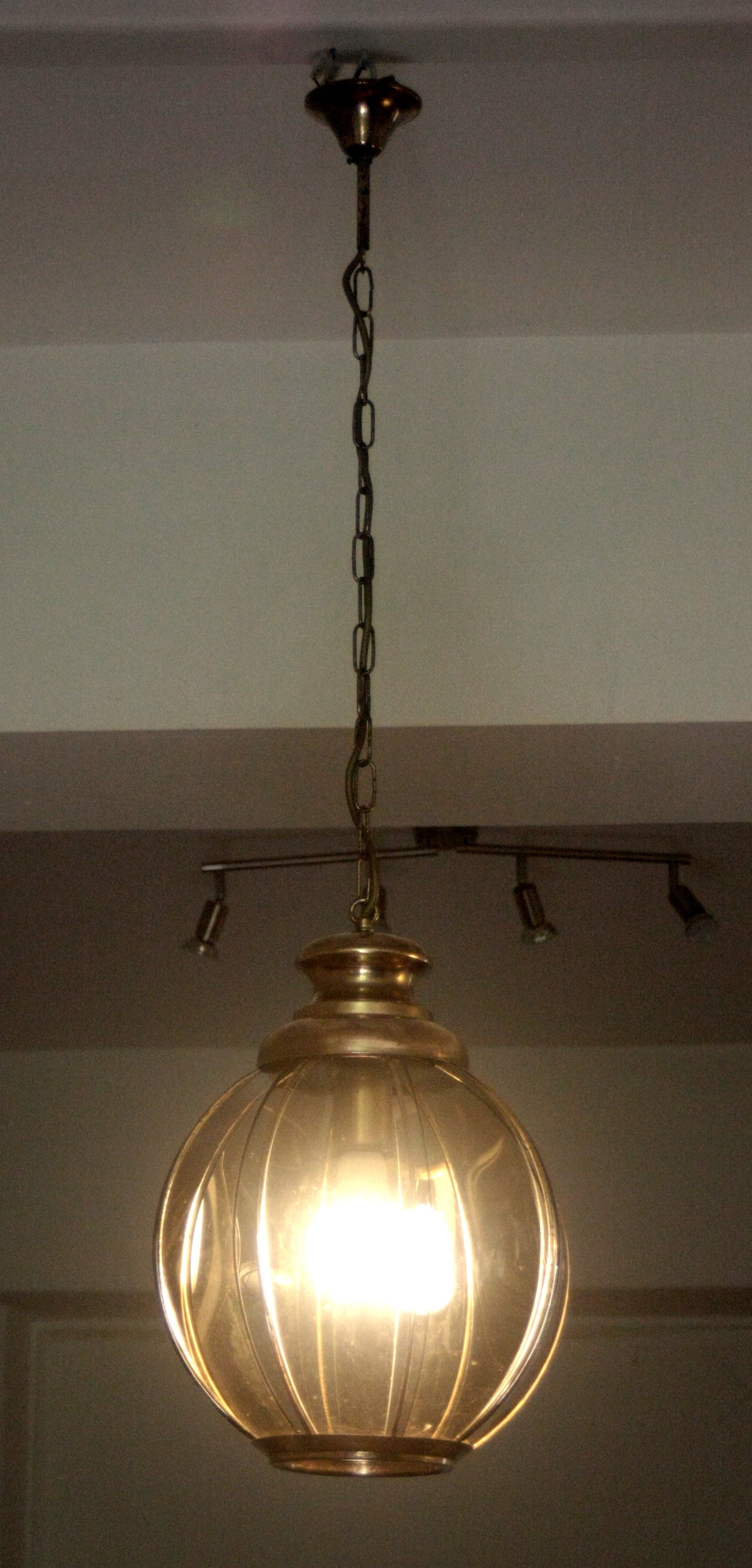 Lampadario in ottone con vetri fumé metà xx secolo, pendente in vetro ambrato