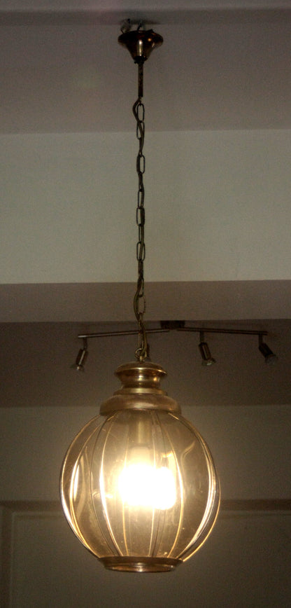 Lampadario in ottone con vetri fumé metà xx secolo, pendente in vetro ambrato