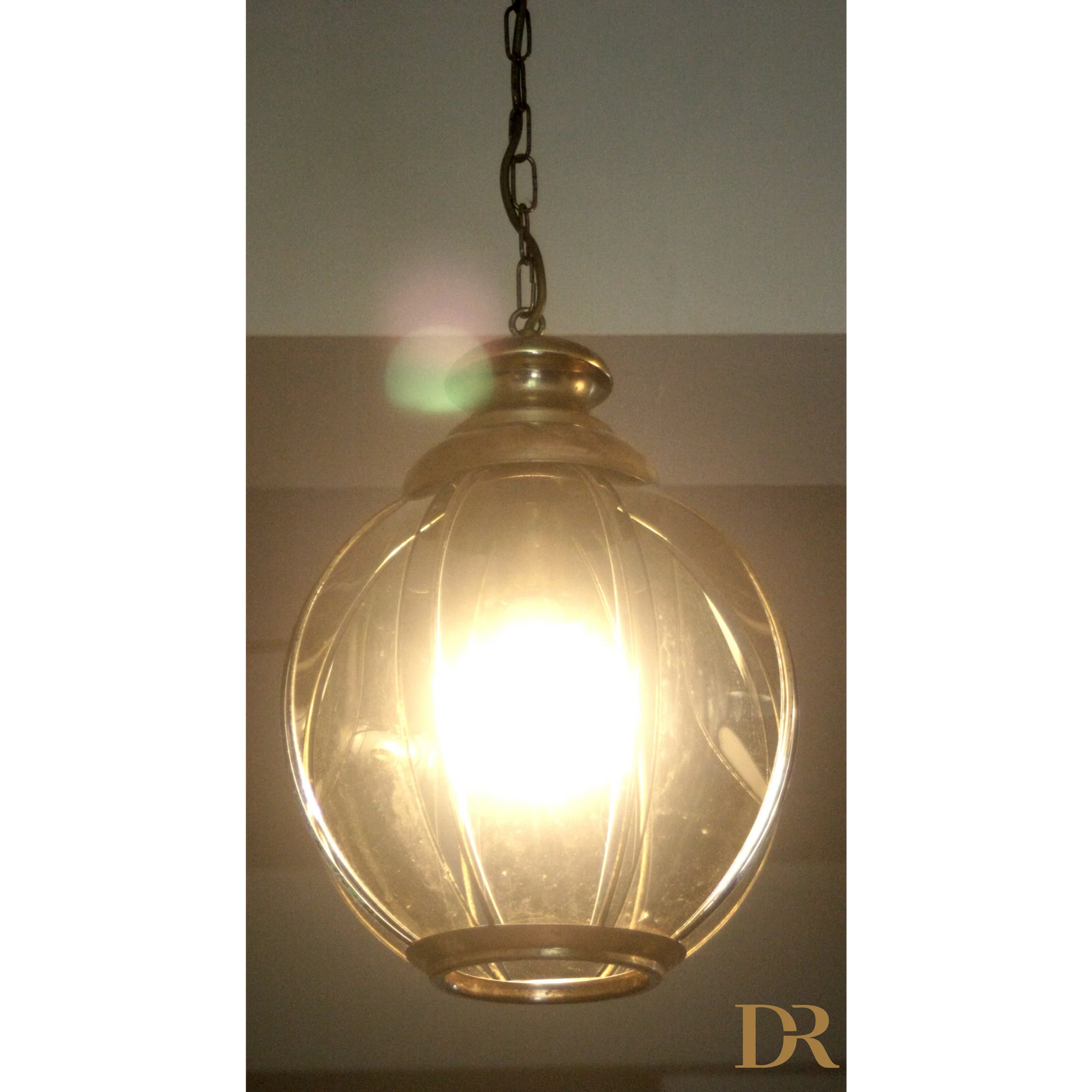 Illuminato lampadario in ottone con vetri fumé, metà xx secolo, seconda metà