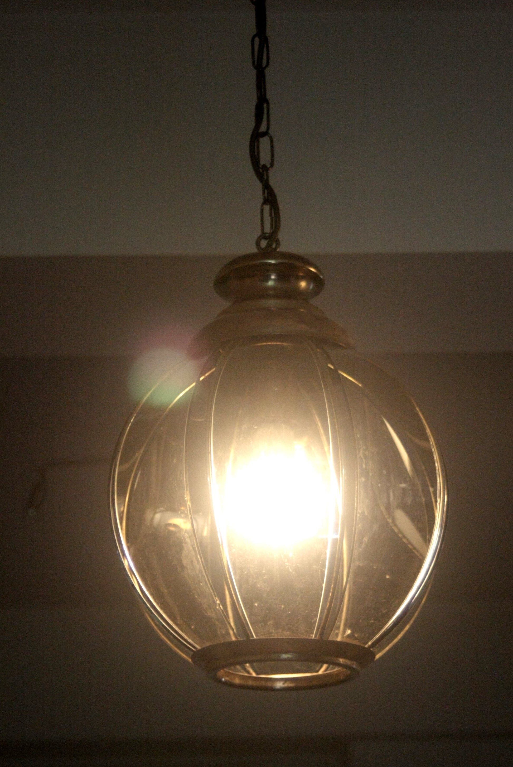 Lampadario in ottone con vetri fumé metà XX secolo, illuminato, seconda metà del secolo