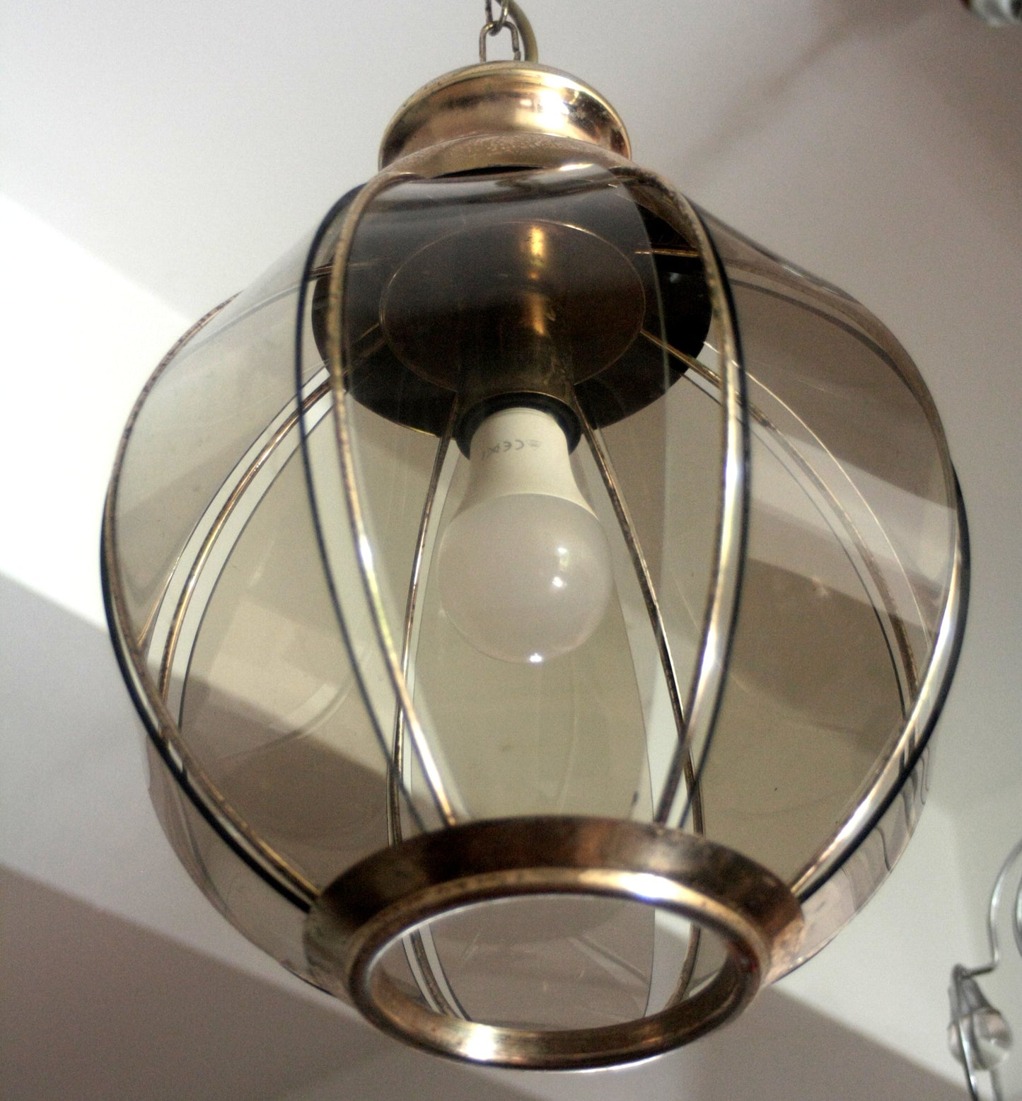 Lampadario in ottone con vetri fumé, metà XX secolo, secondo metà, luce sospensione elegante