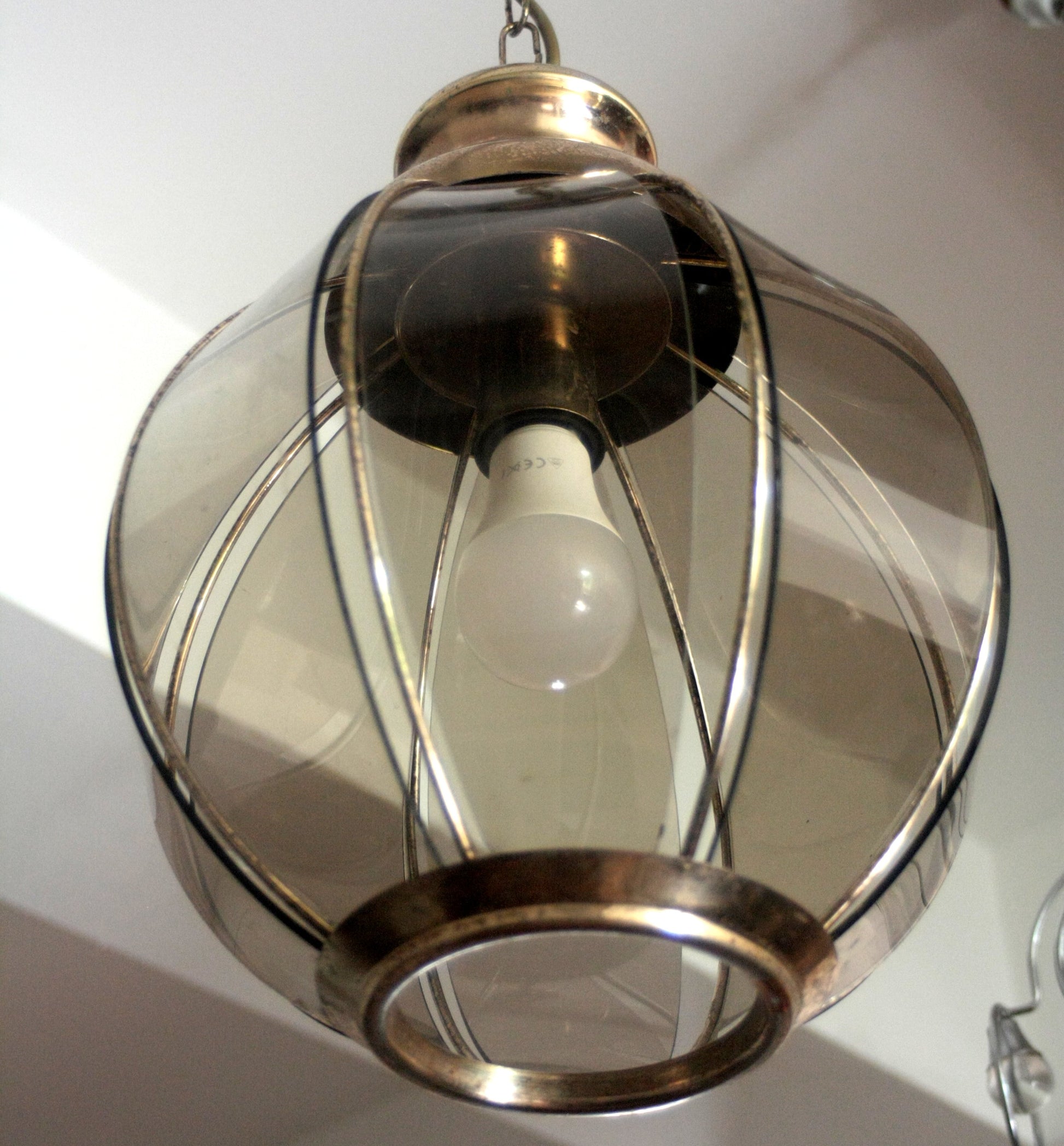 Lampadario in ottone con vetri fumé, metà XX secolo, secondo metà, luce sospensione elegante