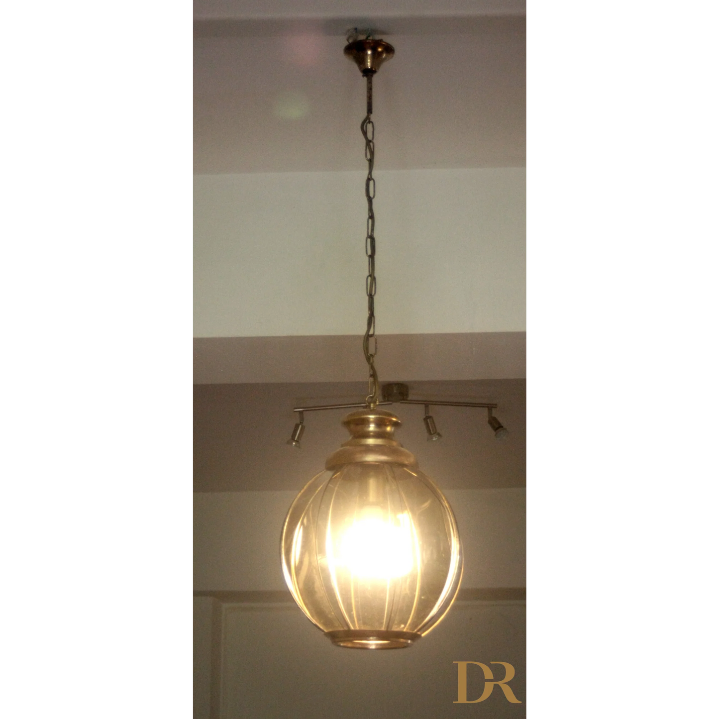 Lampadario in ottone con vetri fumé metà XX secolo, Illuminato e elegante