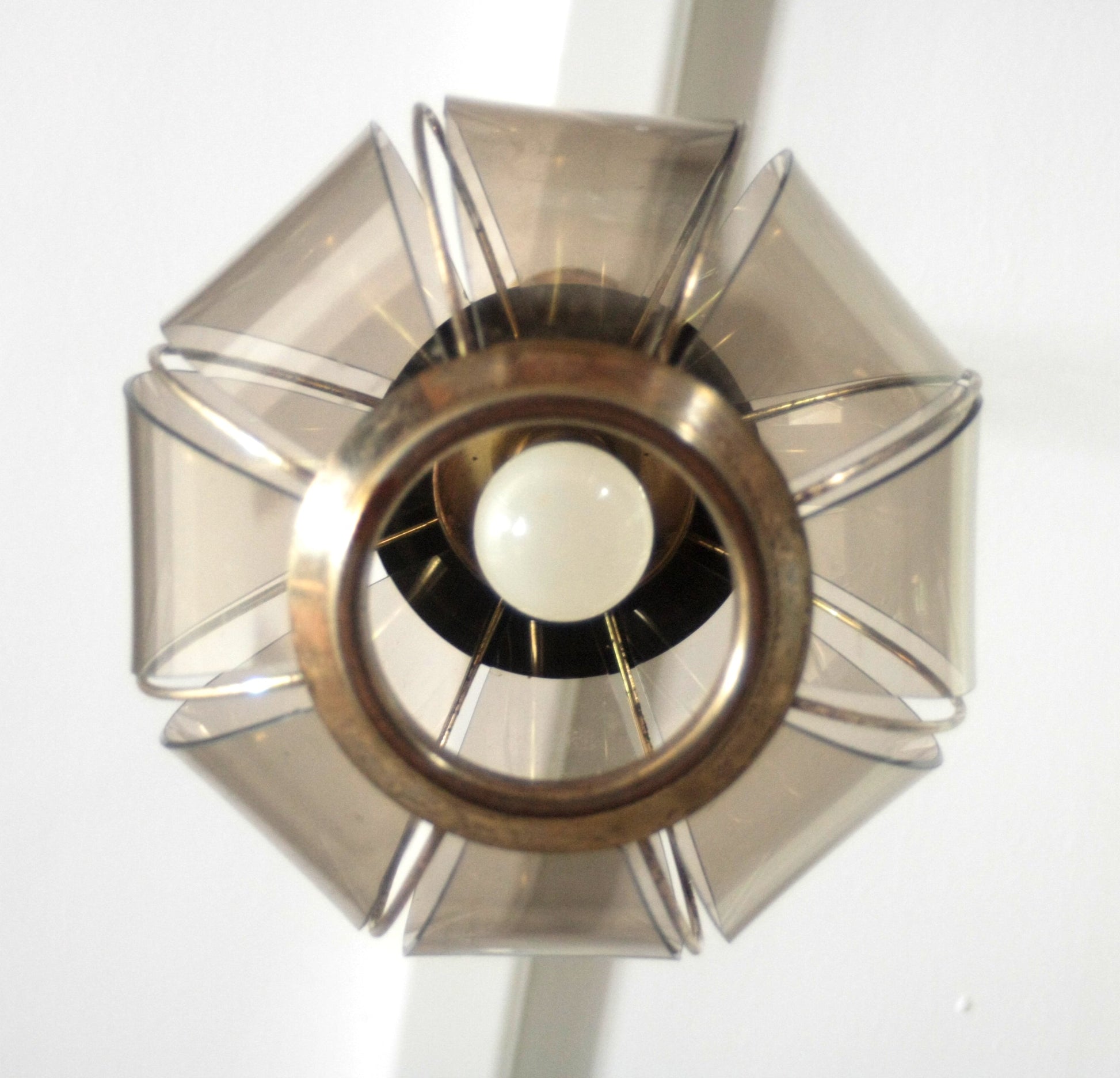 Lampadario in ottone con vetri fumé metà XX secolo, carattere decorativo e elegante