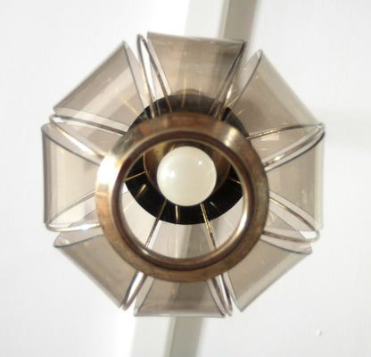 Lampadario in ottone con vetri fumé metà XX secolo, carattere decorativo e elegante