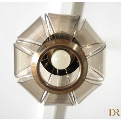 Lampadario in ottone con vetri fumé metà XX secolo, carattere decorativo e elegante