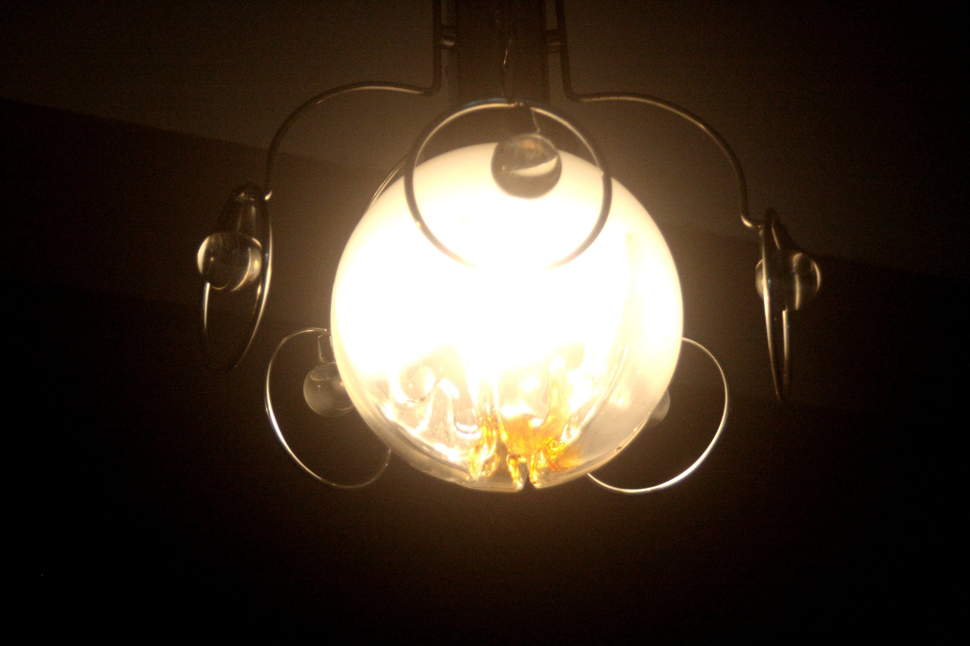 Illuminato lampadario vintage Mazzega anni 70 con globi di vetro e design elegante