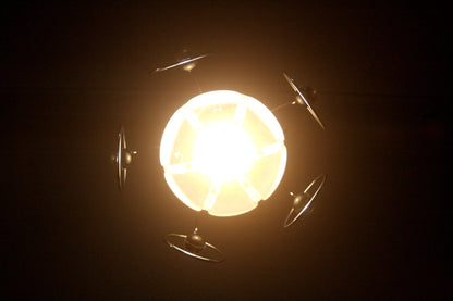 Lampadario vintage Mazzega anni 70 con sfera illuminata, eleganza italiana raffinata
