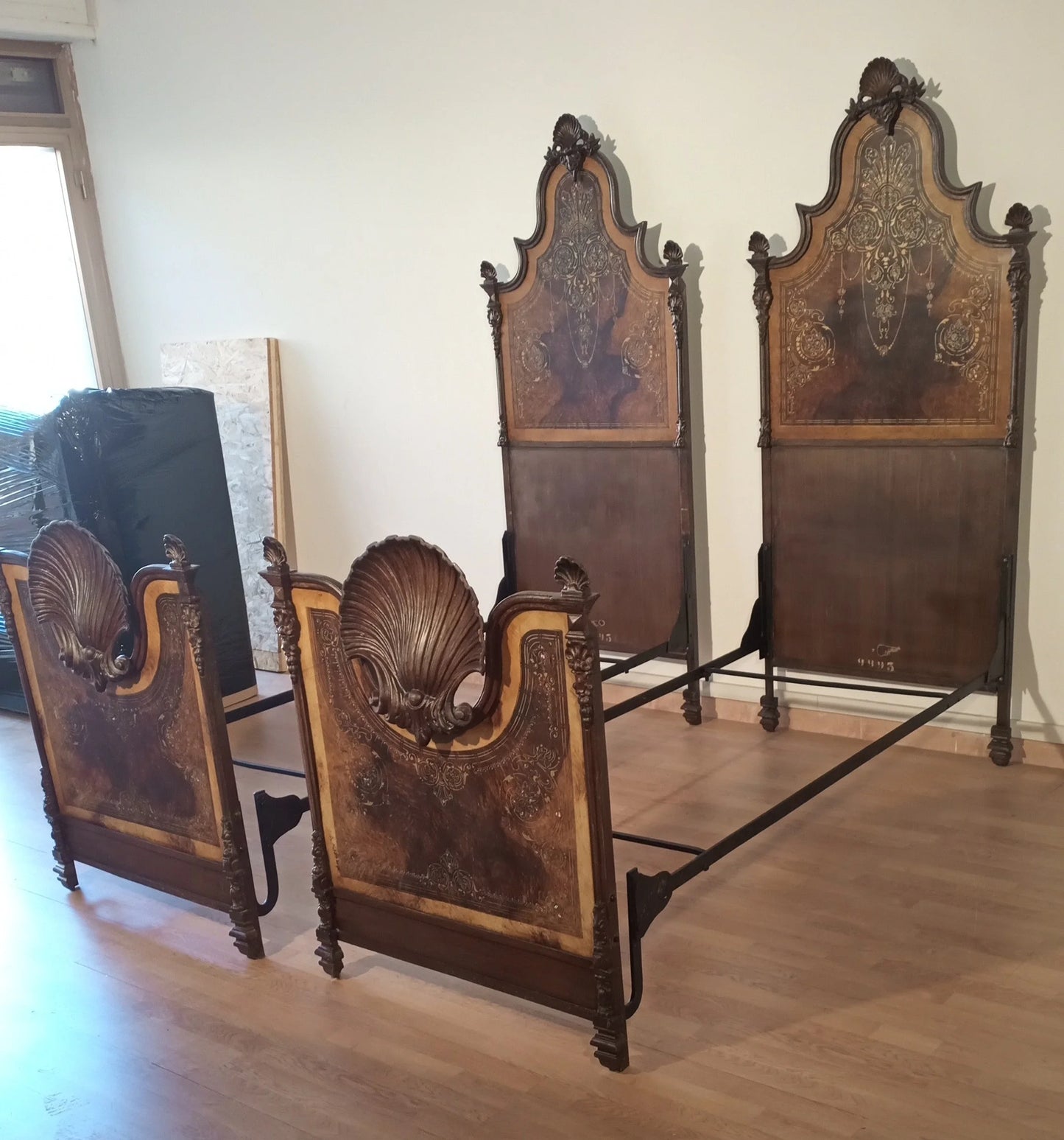Letto italiano xix secolo in ferro battuto decorato con madreperla e finiture in finto legno per casa elegante