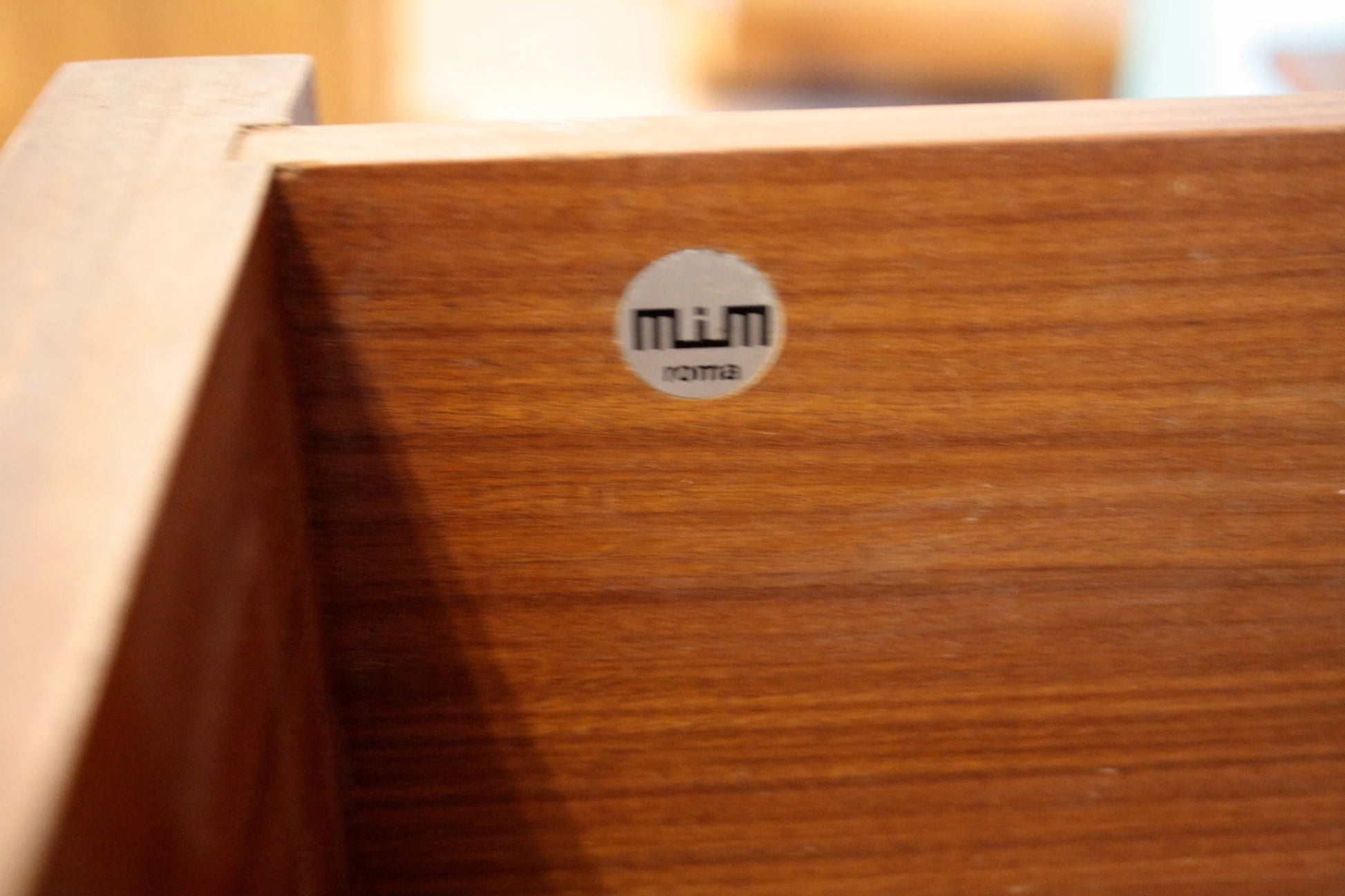 Dettaglio del cassetto in legno con adesivo del produttore della libreria due moduli parete modulare urio disegnata negli anni 60
