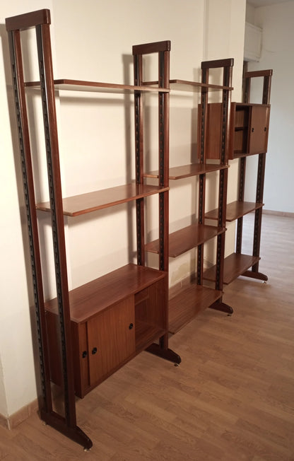 Libreria vintage modulare in teak originale italiana anni 60 con montanti verticali e compartimenti a giorno