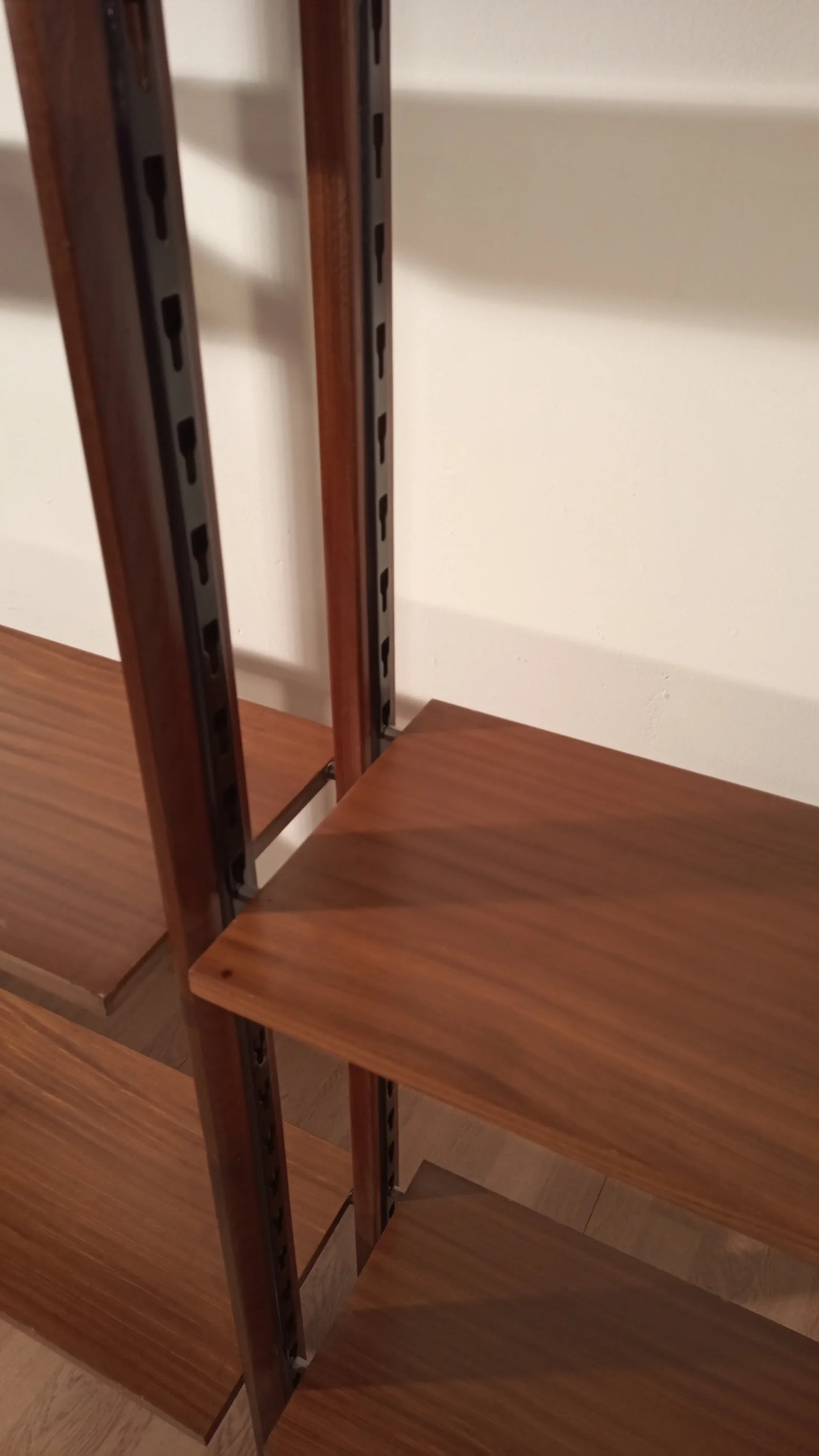Originale libreria vintage modulare in teak con mensole regolabili montata a parete design italiano anni 60