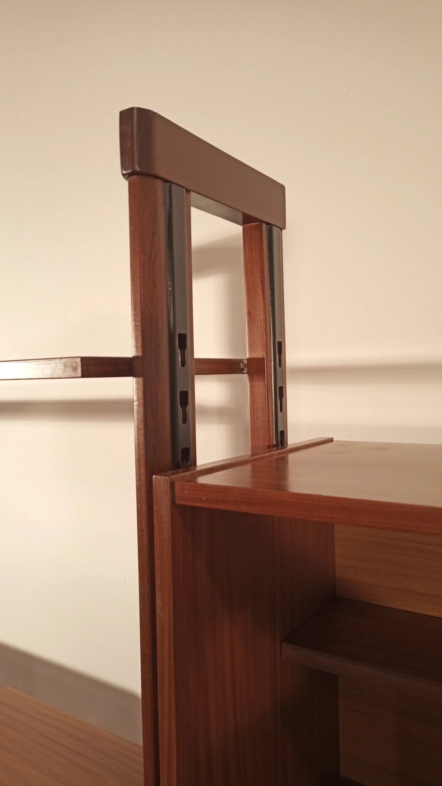 Libreria vintage modulare in teak con scrivania in legno e pannello parziale in vetro anni 60 originale italiana