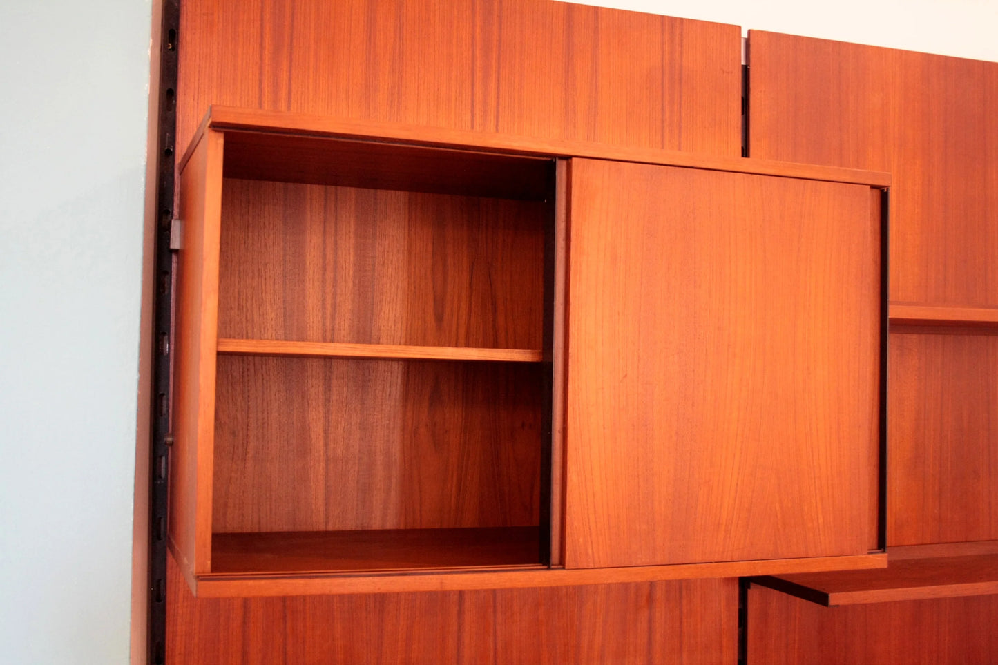 Libreria due moduli in legno con porta scorrevole sistema a parete modulare urio disegnata da ico e luisa parisi anni 60