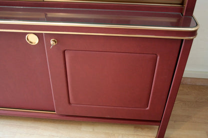 Credenza a due corpi in similpelle bordeaux con rifiniture oro di umberto mascagni negli anni 50 design italiano d’epoca