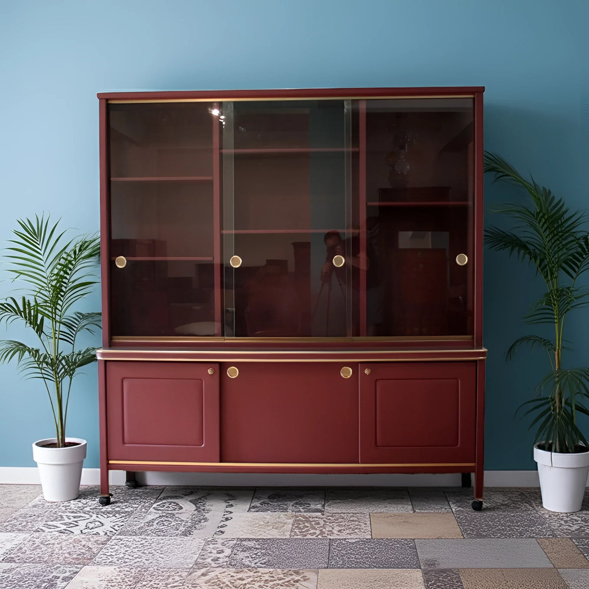 Credenza a due corpi rivestita in similpelle bordeaux di umberto mascagni negli anni 50 design italiano d’epoca