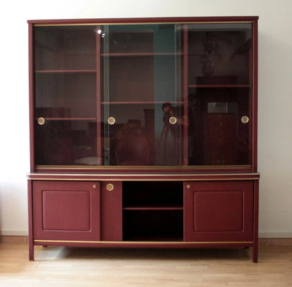 Credenza e libreria a due corpi in similpelle bordeaux con vetrina design italiano d’epoca di umberto mascagni negli anni 50