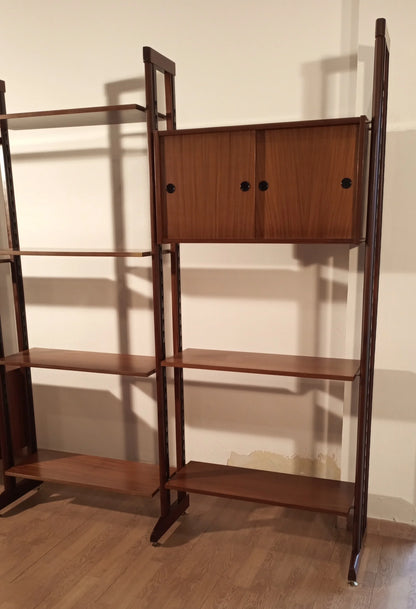 Originale libreria vintage modulare in teak italiana anni 60 con mensole regolabili e anta in legno mid century modern