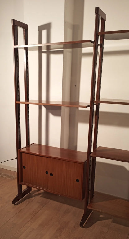 Originale libreria vintage modulare in teak con montanti scuri e base con armadietto anni 60 italiana