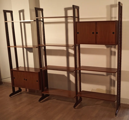 Originale libreria vintage modulare in teak con scaffali e ante in legno anni 60 italiano mid century