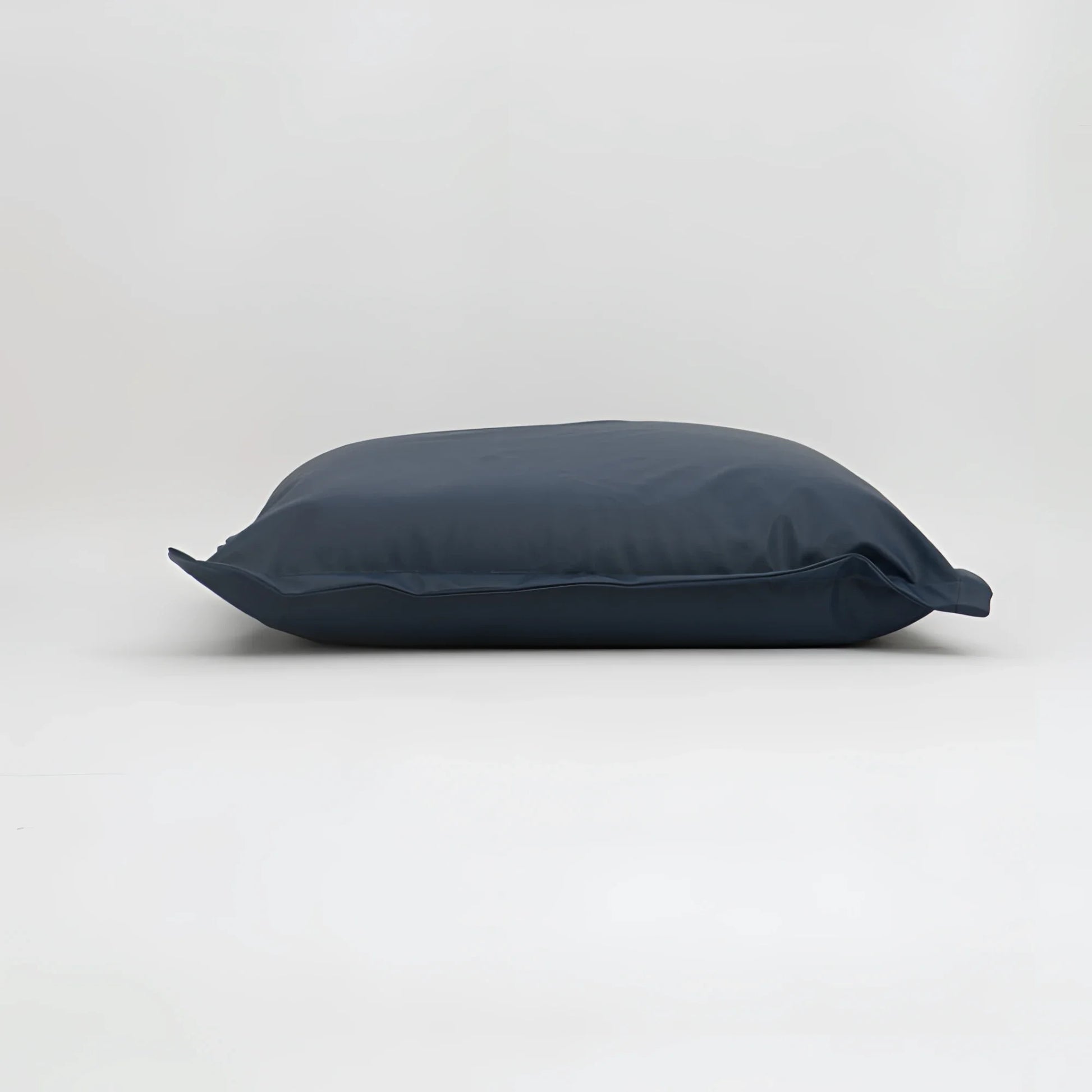 Maxi cuscino firenze navy blue con finitura liscia e dimensioni generose per un infinito abbraccio confortevole