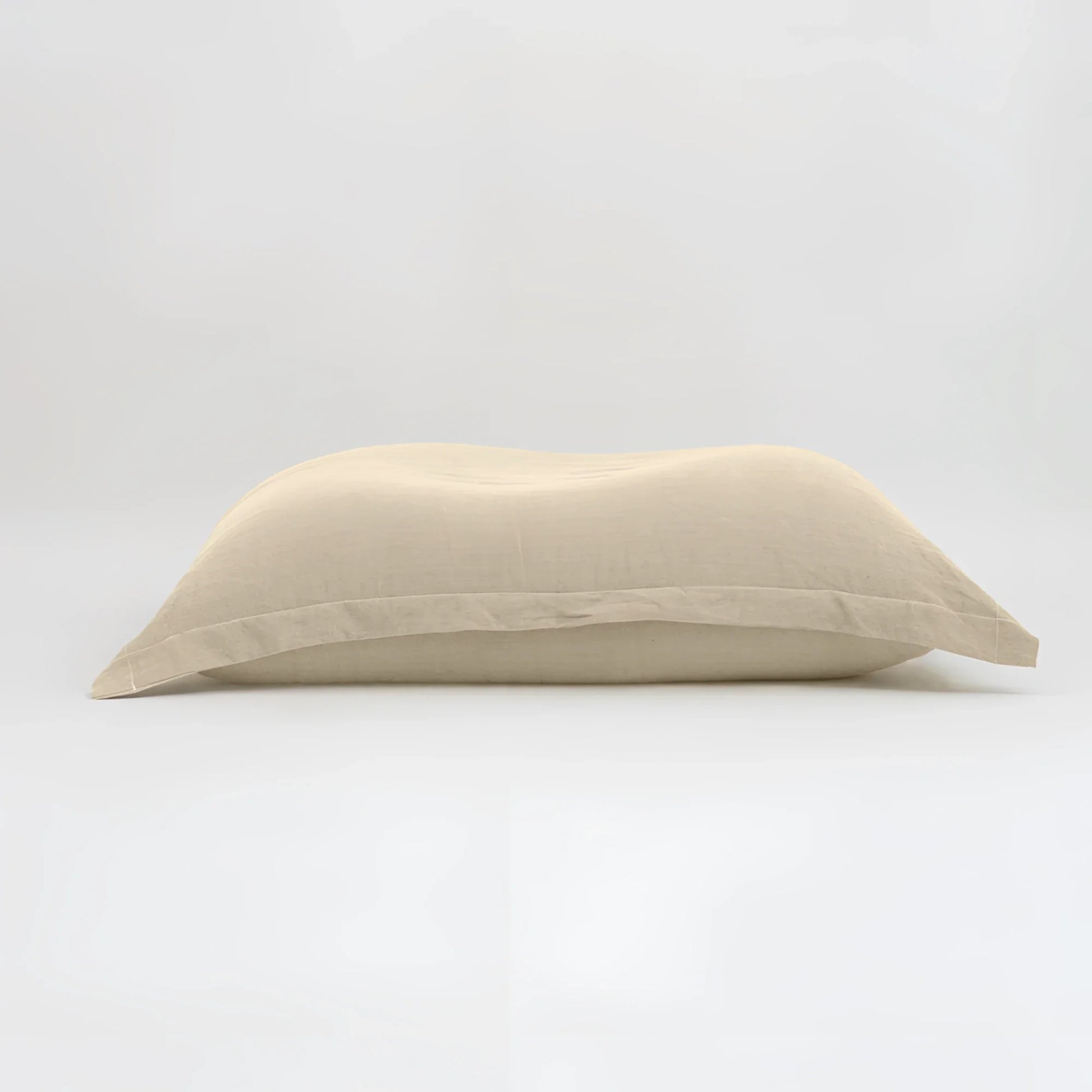 Maxi cuscino firenze beige in lino con texture morbida e design semplice dalle dimensioni generose infinito abbraccio