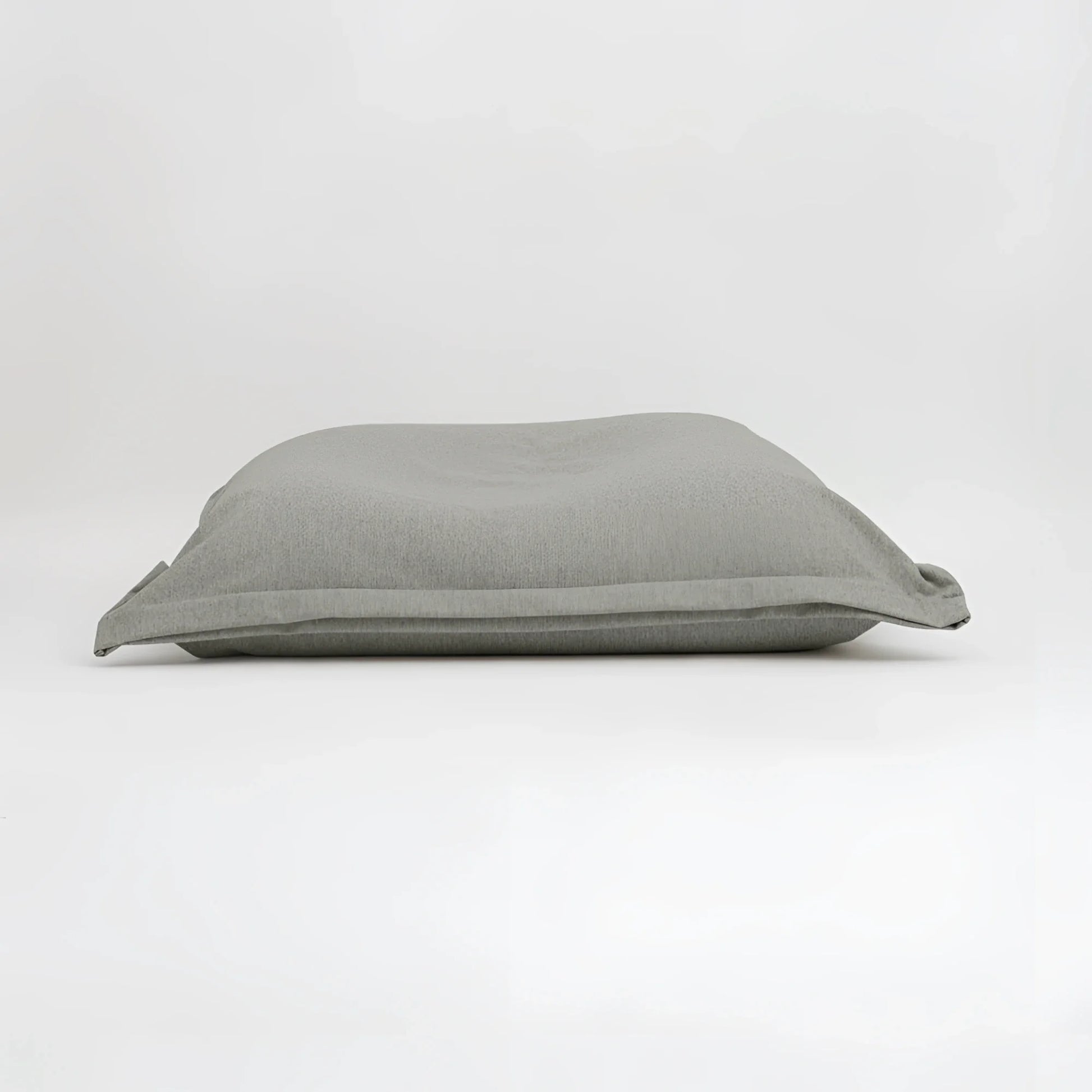 Maxi cuscino firenze in lino grigio minimalista con superficie leggermente rugosa e dimensioni generose infinito abbraccio