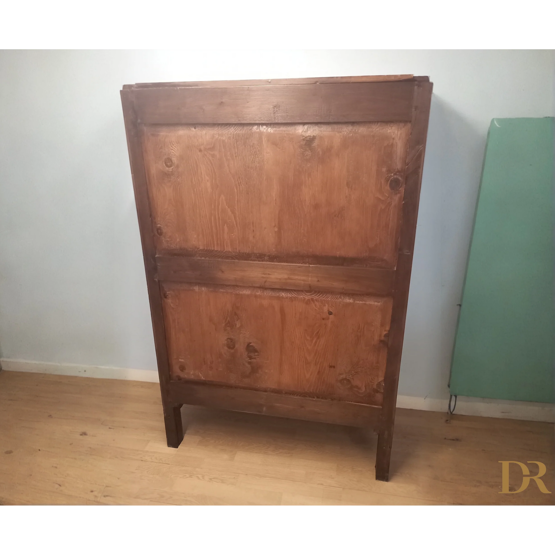 Testata in legno con pannelli rettangolari su mobile cassettiera in noce inizi 900