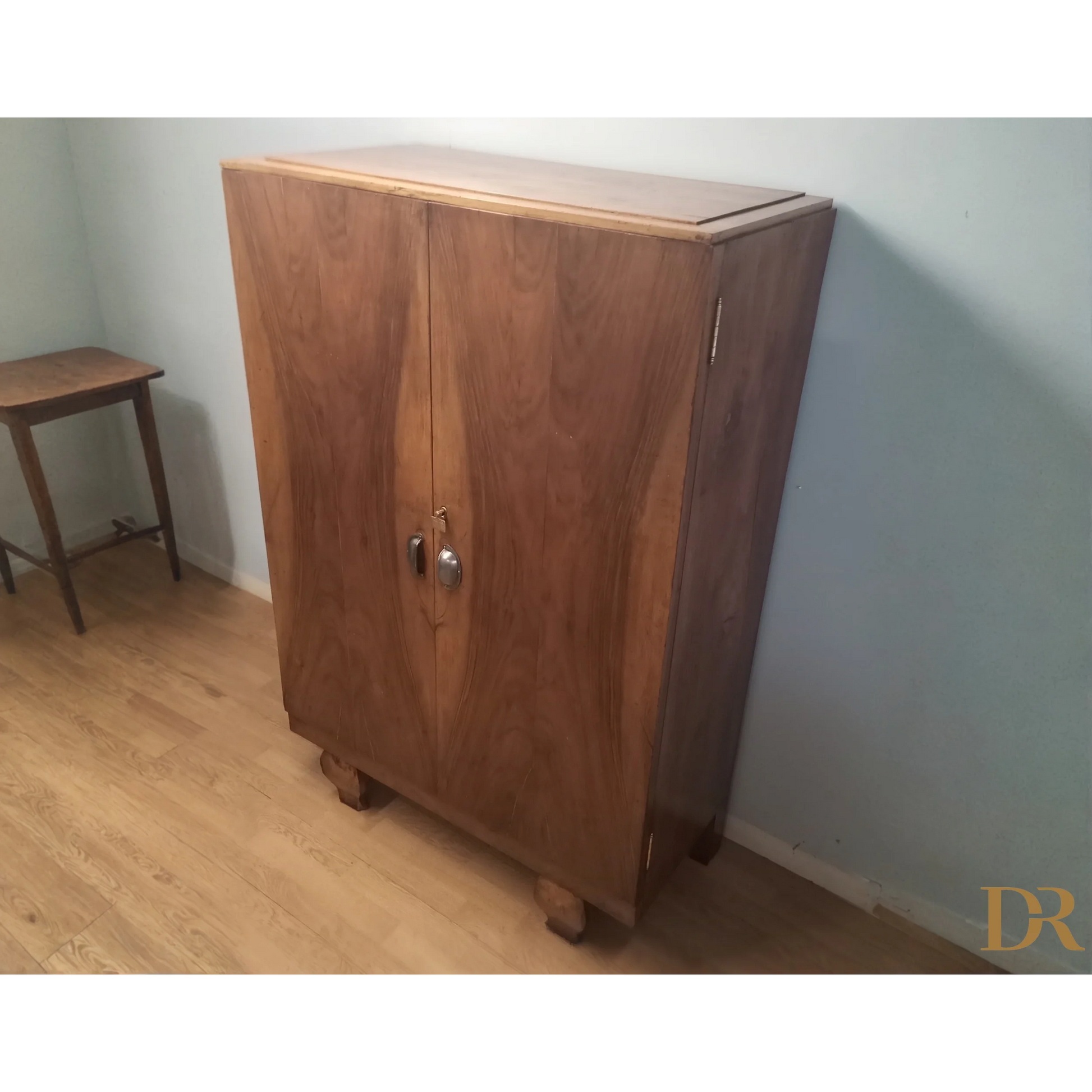 Mobile con cassettiera interna in noce con due porte e gambe corte