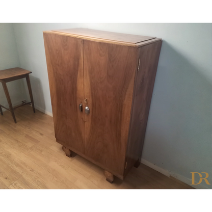 Mobile con cassettiera interna in noce con due porte e gambe corte