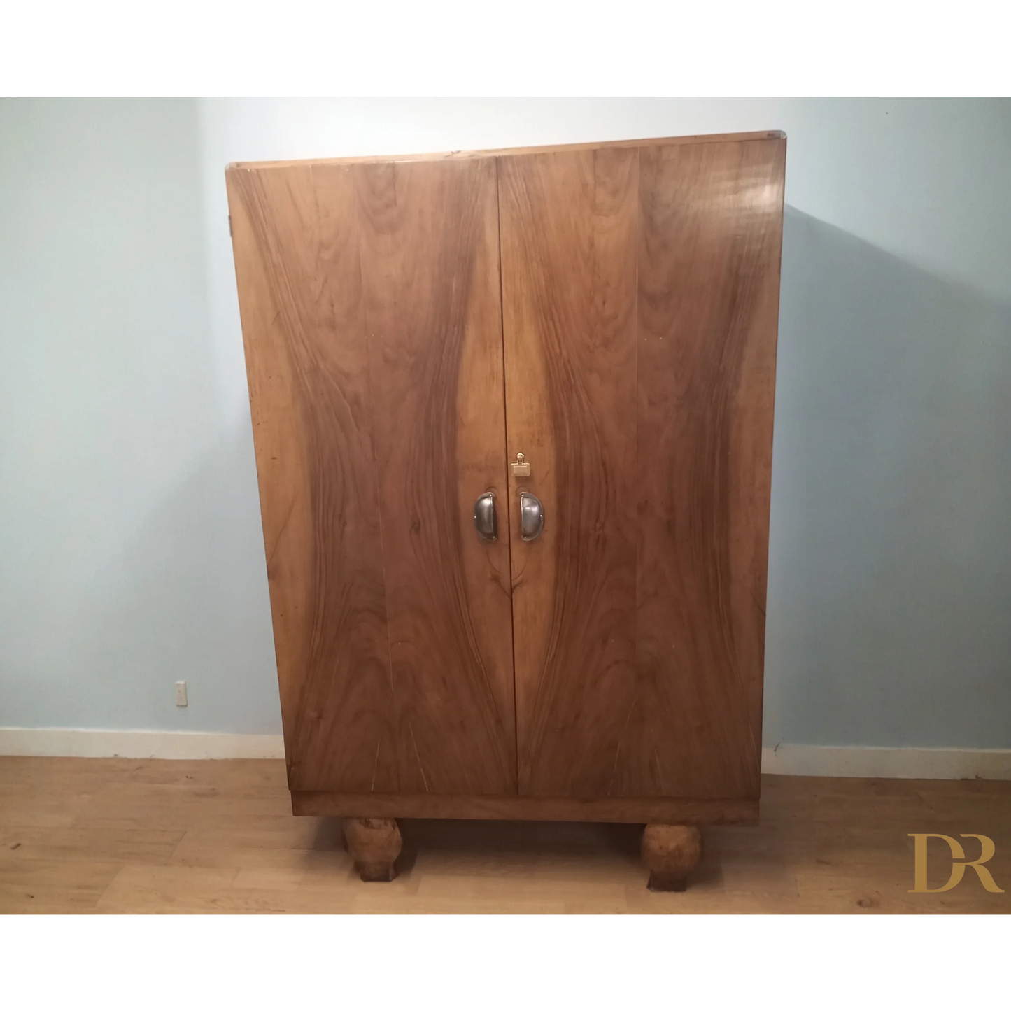 Mobile in noce con cassettiera interna e porte decorate, stile inizi 900