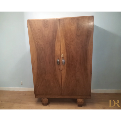 Mobile in noce con cassettiera interna e porte decorate, stile inizi 900