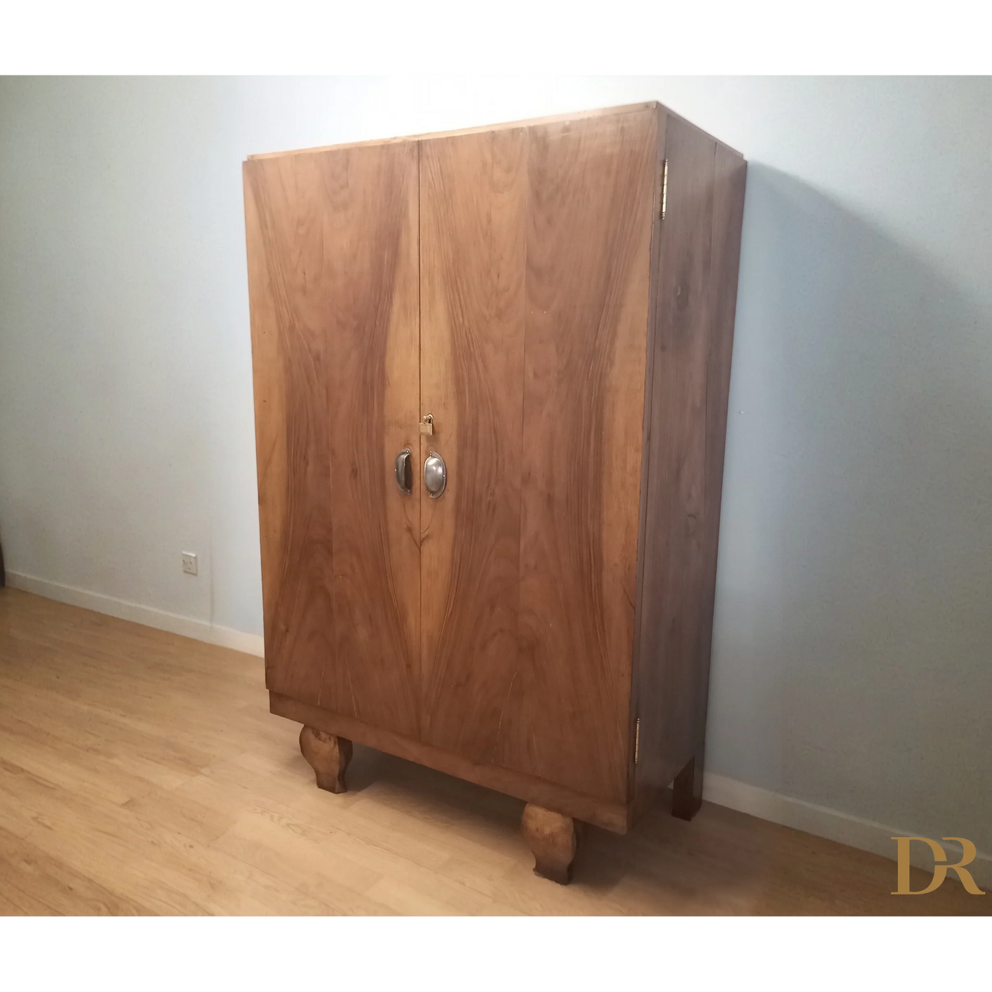 Mobile in noce con cassettiera interna e decorativi piedi in legno